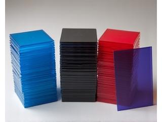 Stapel von Kartenhüllen (sleeves) auf einem Tisch